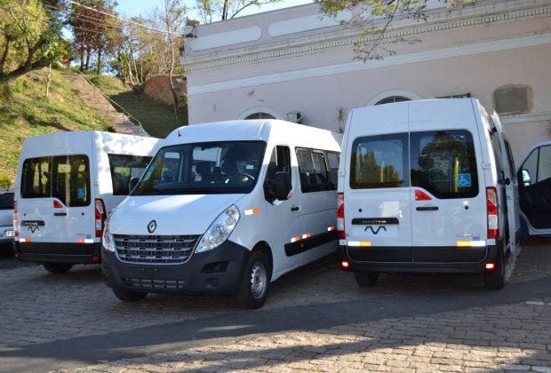 Administração Municipal de Pedreira adquire três vans para transporte de pacientes com deficiência física