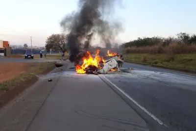 Motorista perde controle, atinge mureta e carro pega fogo em rodovia João Herman (SP-133) Cosmópolis