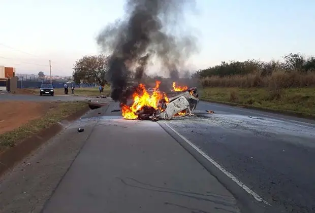 Motorista perde controle, atinge mureta e carro pega fogo em rodovia João Herman (SP-133) Cosmópolis