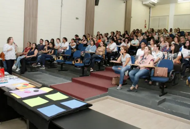 EDUCADORES MUNICIPAIS DE JAGUARIÚNA DISCUTEM COMO ENSINAR USANDO BRINCADEIRAS