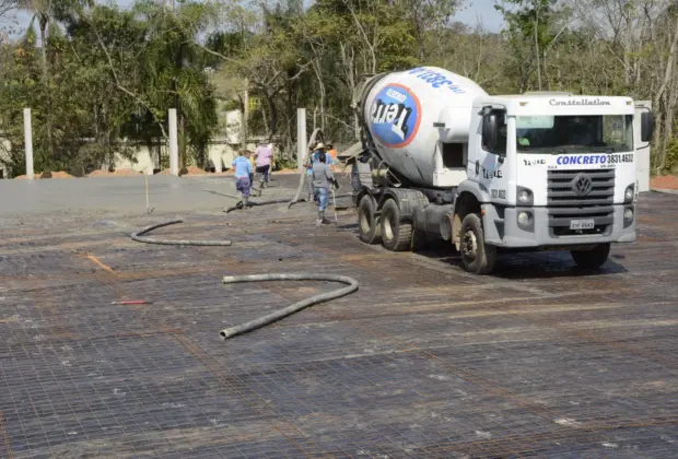 Quadra poliesportiva da Faculdade Municipal “Professor Franco Montoro” recebe sua primeira etapa de construção