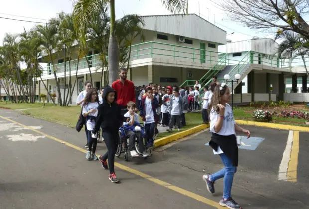 ALUNOS DO ENSINO FUNDAMENTAL PARTICIPAM DO PROJETO “ÁGUA VIVA”, DO GRUPO PARAFERNÁLIA, NO CAMPUS DA “FRANCO MONTORO”