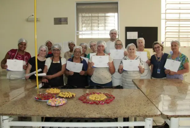 FUNDO SOCIAL ENTREGA CERTIFICADOS PARA NOVA TURMA DO CURSO DE DOCINHOS PARA FESTA