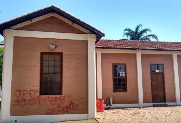 Réplica da Estação Ferroviária sofre ato de vandalismo em Artur Nogueira