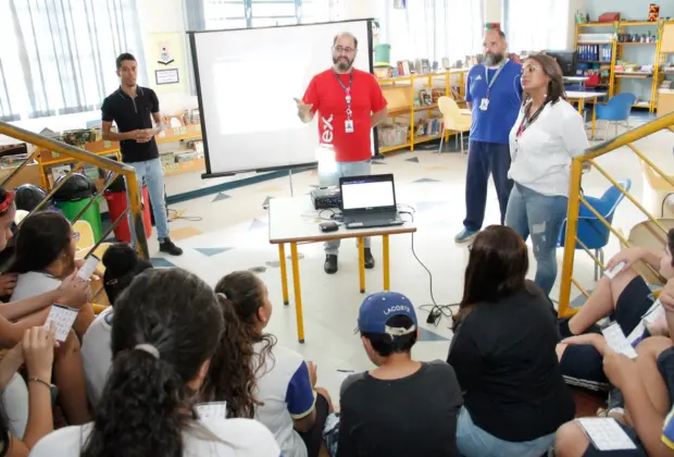 ESTUDANTES DE ESCOLA MUNICIPAL DE JAGUARIÚNA TÊM DIA DEDICADO À LIBRAS