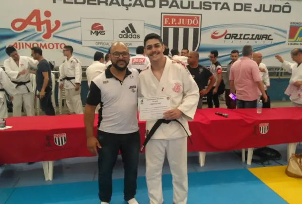 Judoca jaguariunense conquista faixa preta