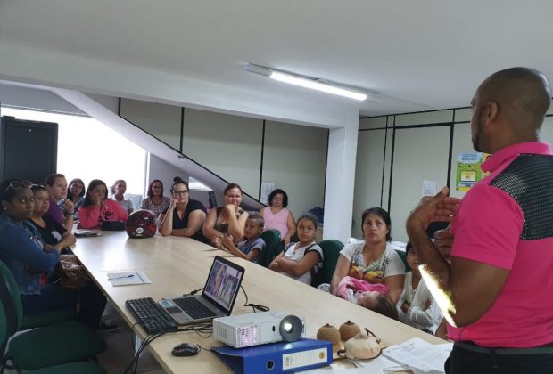 Famílias beneficiados no programa Bolsa família recebem orientações e participam de palestras do Outubro Rosa