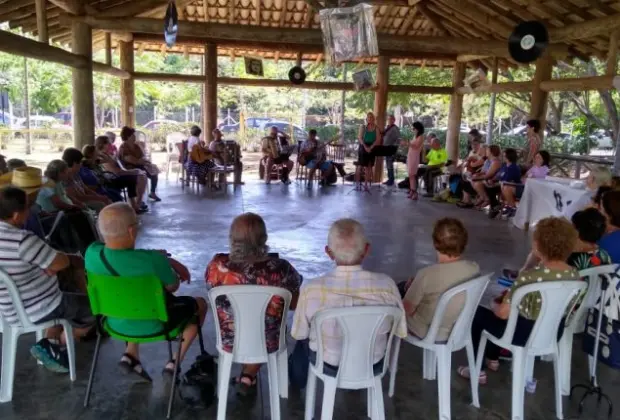 CERCA DE 60 IDOSOS ATENDIDOS PELA PREFEITURA PARTICIPAM DE COMEMORAÇÃO DO DIA INTERNACIONAL DO IDOSO
