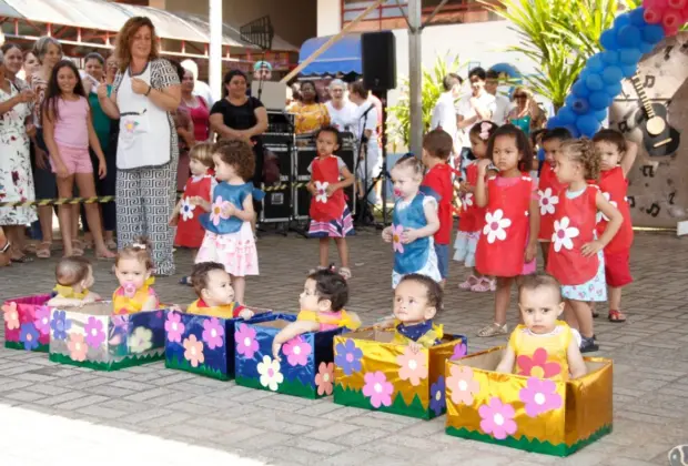 ESCOLA AMIGA COM TEMA HAVAIANO ACONTECE NA ESCOLA MUNICIPAL FRANCISCO XAVIER SANTIAGO