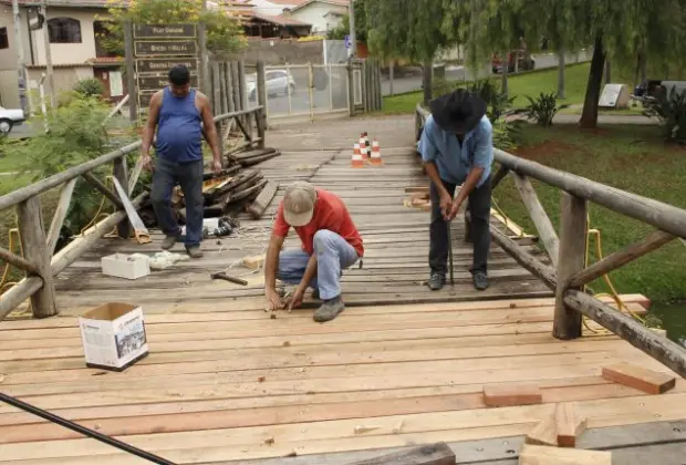 PREFEITURA REALIZA REPAROS NA PONTE DO PARQUE DOS LAGOS