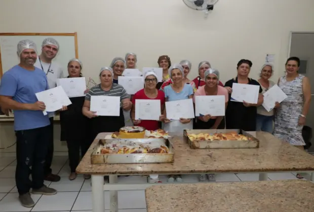 Fundo Social de Jaguariúna entrega certificados a participantes do curso Preparo de Pães Caseiros
