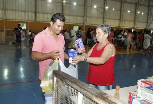 PROJETO JAGUARIÚNA SOLIDÁRIA ENTREGA DOAÇÕES NO BAIRRO ROSEIRA DE BAIXO