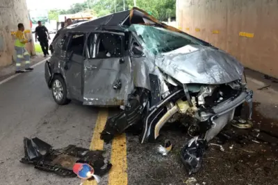 Carro despenca de viaduto em Jaguariúna e família escapa com ferimentos leves