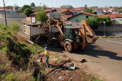 Secretaria de Obras de Jaguariúna divulga regras para descarte de entulhos e manutenção de terrenos