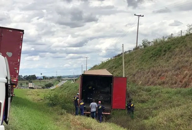 Motorista perde controle de caminhão e bate em acostamento