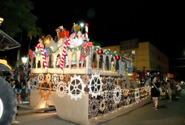 “PARADA DE NATAL” LEVOU MULTIDÃO AO CENTRO NA NOITE DO ÚLTIMO DOMINGO