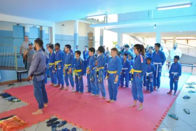 Projeto de Jiu-Jitsu reúne atletas em cerimônia de troca de faixa