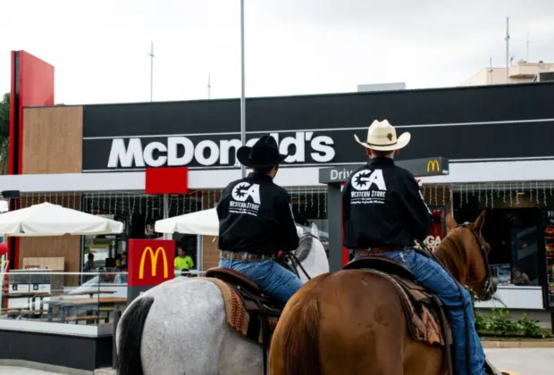 AÇÃO DA GA LEVA CAVALEIROS NO LANÇAMENTO DO MC’DONALDS EM JAGUARIÚNA.