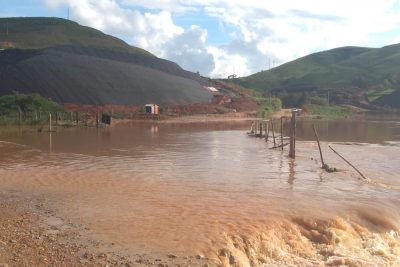 Rio próximo a barragem em Pedreira transborda e água inunda estrada vicinal