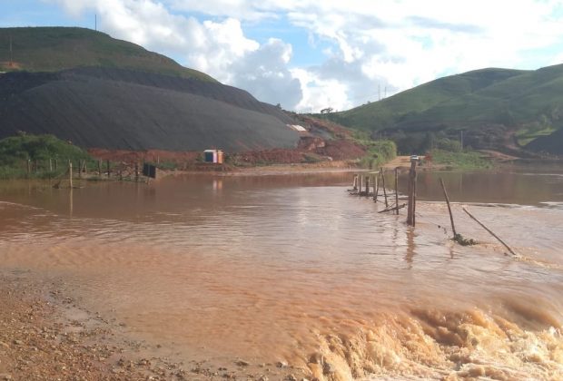 Rio próximo a barragem em Pedreira transborda e água inunda estrada vicinal