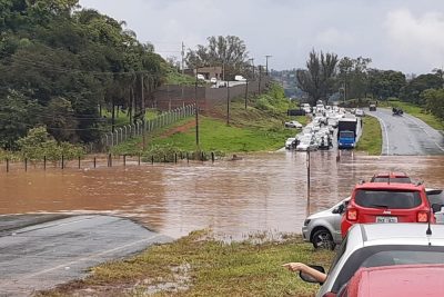 Córrego transborda e provoca interdições em trecho de rodovia entre Amparo e Pedreira