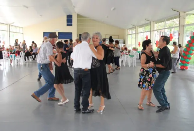 BAILE DA TERCEIRA IDADE COMEMORA O NATAL E ANUNCIA AULAS DE DANÇA PARA 2020