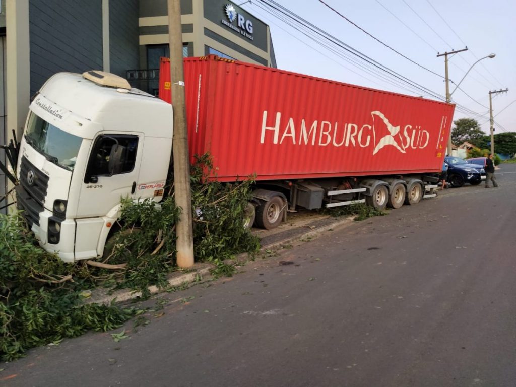 Carreta tomba carregada de papelão em Jaguariúna