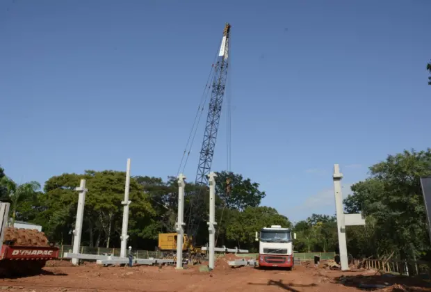 COMEÇA A INSTALAÇÃO DE PRÉ-MOLDADOS DO PRÉDIO QUE ABRIGARÁ O CURSO DE MEDICINA EM MOGI GUAÇU