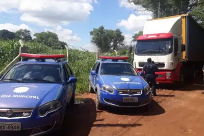 POLÍCIAS MUNICIPAL E CIVIL DE JAGUARIÚNA LOCALIZAM NA CIDADE CAMINHÃO ROUBADO EM ITATIBA