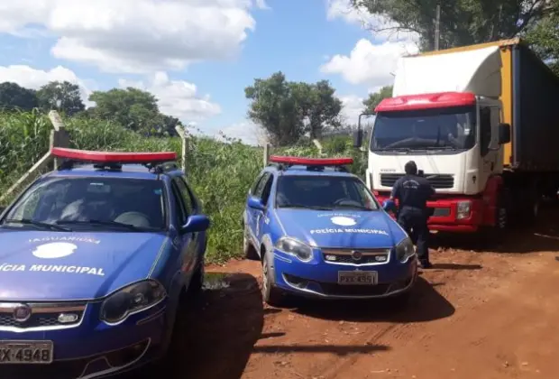 POLÍCIAS MUNICIPAL E CIVIL DE JAGUARIÚNA LOCALIZAM NA CIDADE CAMINHÃO ROUBADO EM ITATIBA