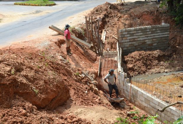 Secretaria de Obras de Pedreira recupera ponte que liga os bairros Rainha da Paz e Jardim Marajoara