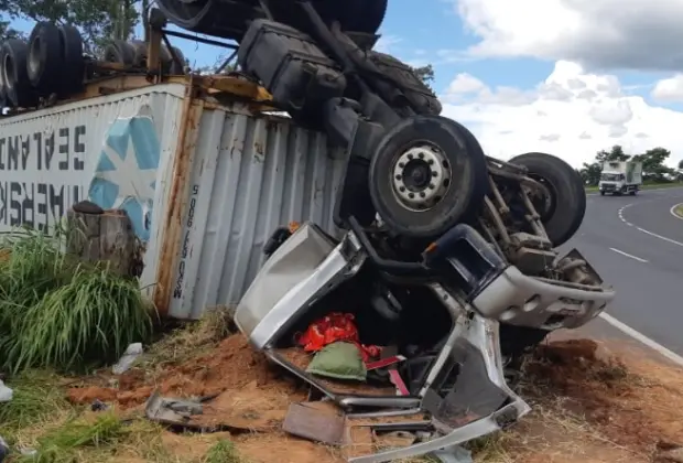 CAMINHÃO TOMBA NA RODOVIA JOÃO BEIRA (SP-095), EM JAGUARIÚNA