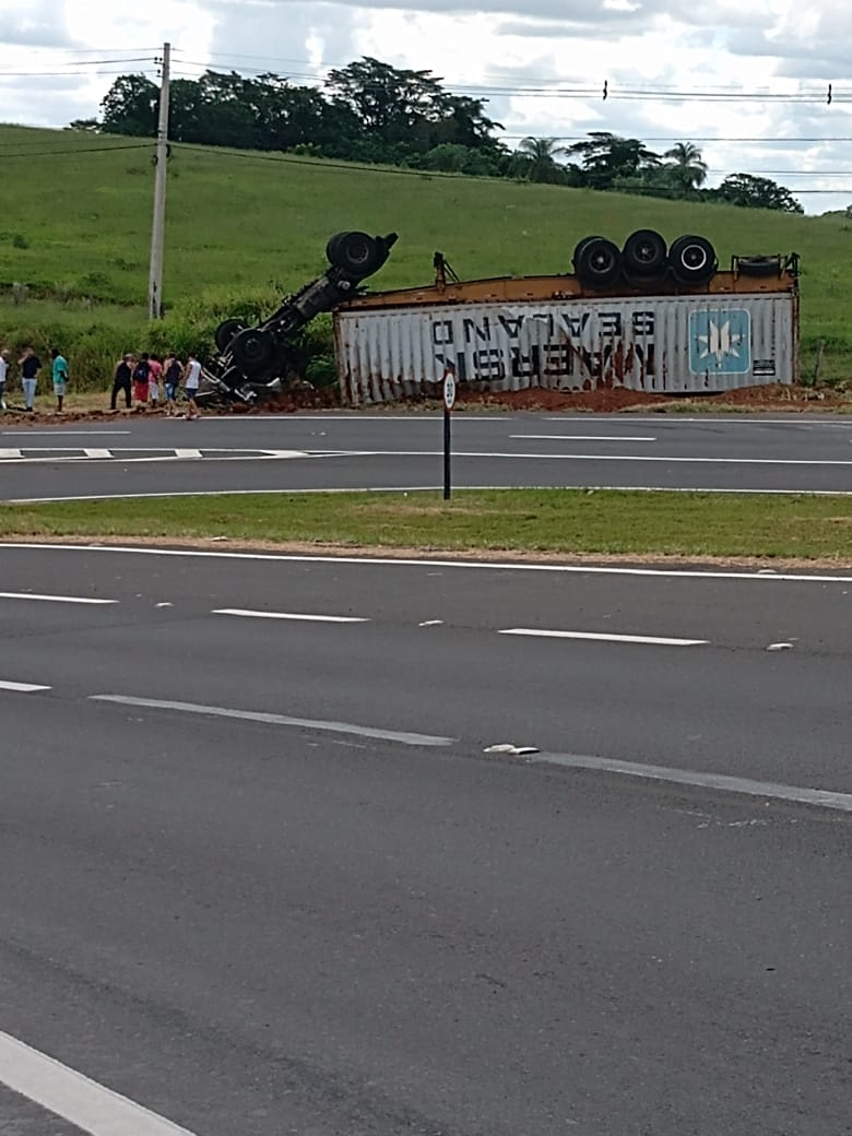 Carreta tomba carregada de papelão em Jaguariúna