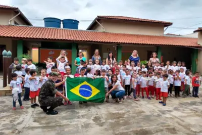 OR – Chefe de Instrução do Tiro de Guerra de Pedreira entrega bandeiras do Brasil para Escolas Municipais