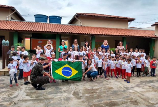 OR – Chefe de Instrução do Tiro de Guerra de Pedreira entrega bandeiras do Brasil para Escolas Municipais