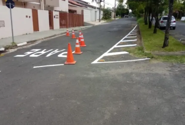 RUAS DE JAGUARIÚNA RECEBEM NOVA PINTURA E SINALIZAÇÃO DE SOLO NO ENTORNO DAS ESCOLAS