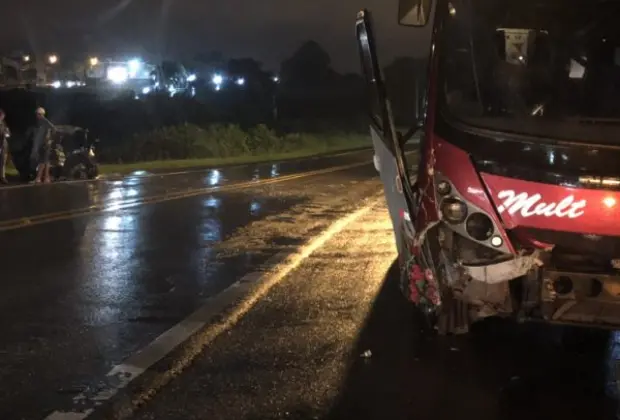 Acidente entre carro e ônibus causa a morte de um homem em Artur Nogueira
