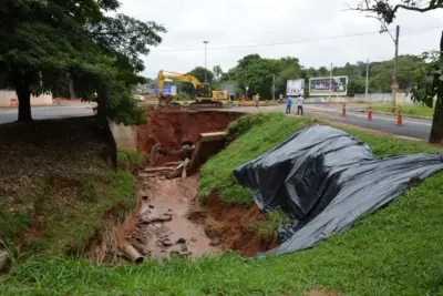 Prefeitura de Itapira faz manutenção emergencial em cabeceira de córrego