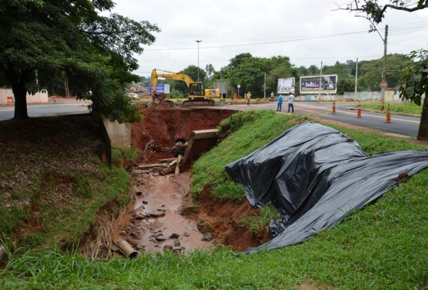 Prefeitura de Itapira faz manutenção emergencial em cabeceira de córrego