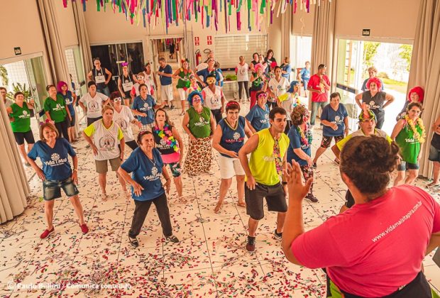 Idosos de Itapira se divertem em baile de carnaval do Vida Mais