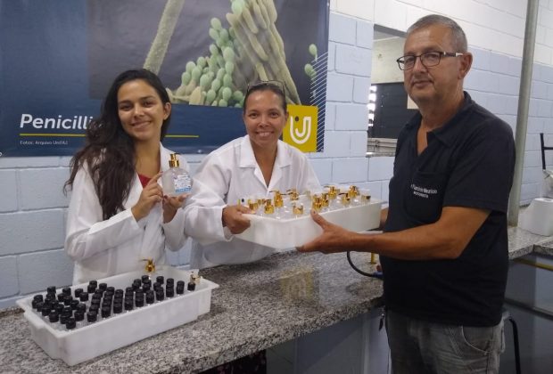 UniFAJ doa álcool em gel produzido por alunos para entidades de assistência a idosos da região