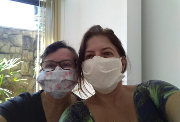 Artesã doa máscaras para entidades filantrópicas e vende cada uma por R$ 6,00 para particulares.