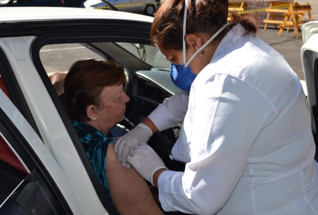 Campanha de Vacinação Contra a Gripe continua sendo desenvolvida nas Unidades de Saúde, Escolas Municipais e Drive Thru