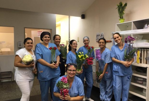 Produtores de flores homenageiam funcionários do Hospital de Clínicas da Unicamp