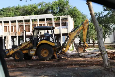 Risco de queda apontado em laudo faz Prefeitura de Mogi Mirim demolir antigo prédio de Centro de Saúde