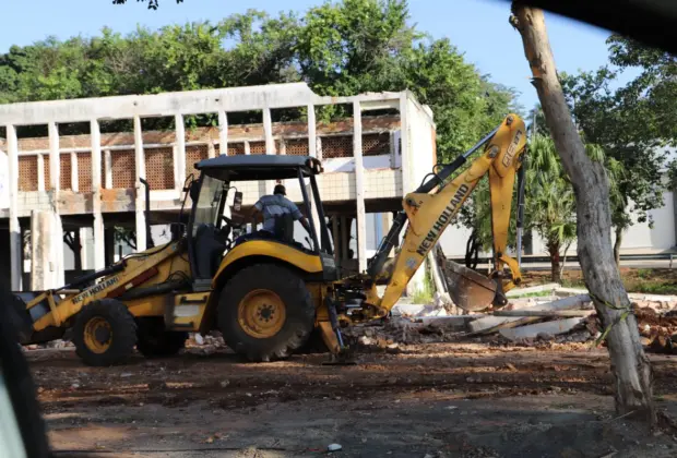 Risco de queda apontado em laudo faz Prefeitura de Mogi Mirim demolir antigo prédio de Centro de Saúde