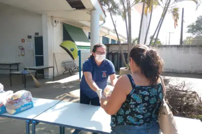 Prefeitura distribui kits com alimentos da merenda escolar para alunos da rede municipal de ensino