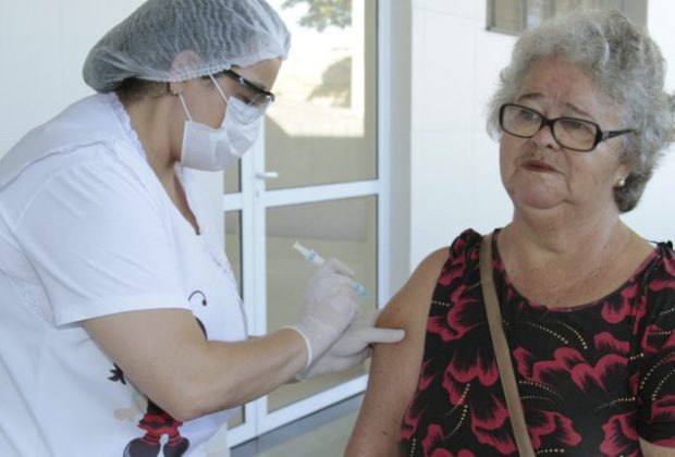 IDOSOS SÃO VACINADOS CONTRA A GRIPE H1N1