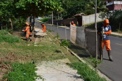 Secretaria de Meio Ambiente de Pedreira realiza limpeza de praças e áreas públicas