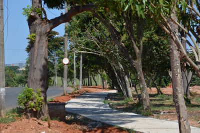 Parque Linear do bairro Santa Bárbara recebe calçamento em Itapira
